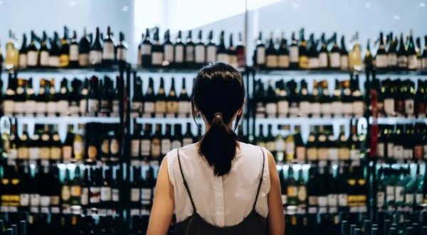 实盘配资最优秀的公司 百万烟酒店走在分岔口：“一瓶名酒赚几块钱”，小老板空调都舍不得开